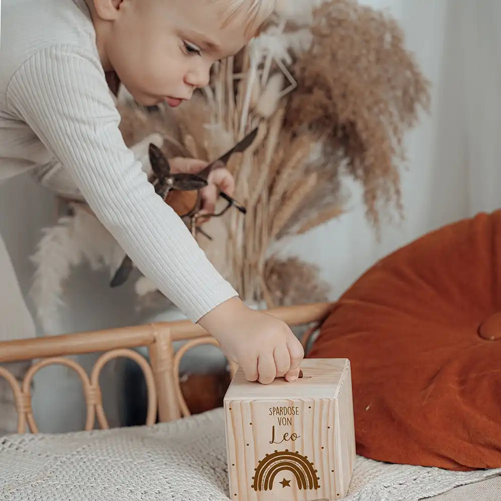 Spardose Holz personalisiert - Regenbogen mit Stern