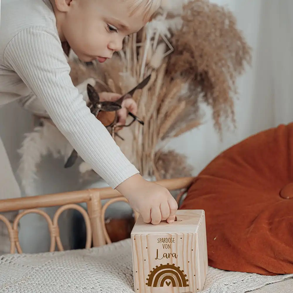 Spardose Holz personalisiert - Regenbogen mit Herz