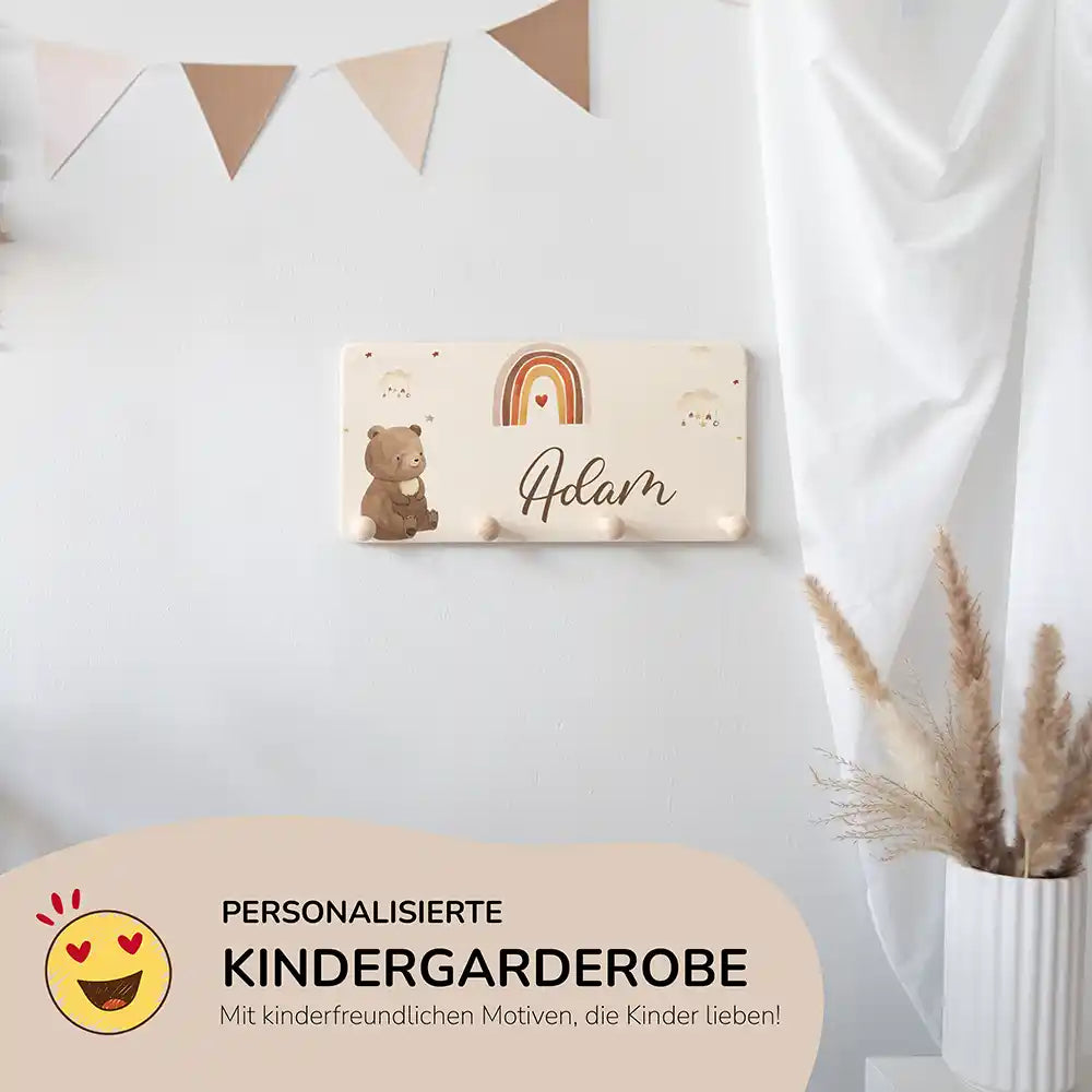 boho bär und regenbogen motiv auf personalisierter holzgarderobe