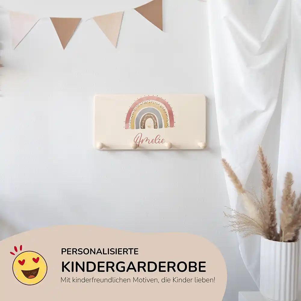 nahaufnahme der personalisierten holzgarderobe mit einhorn und regenbogen design