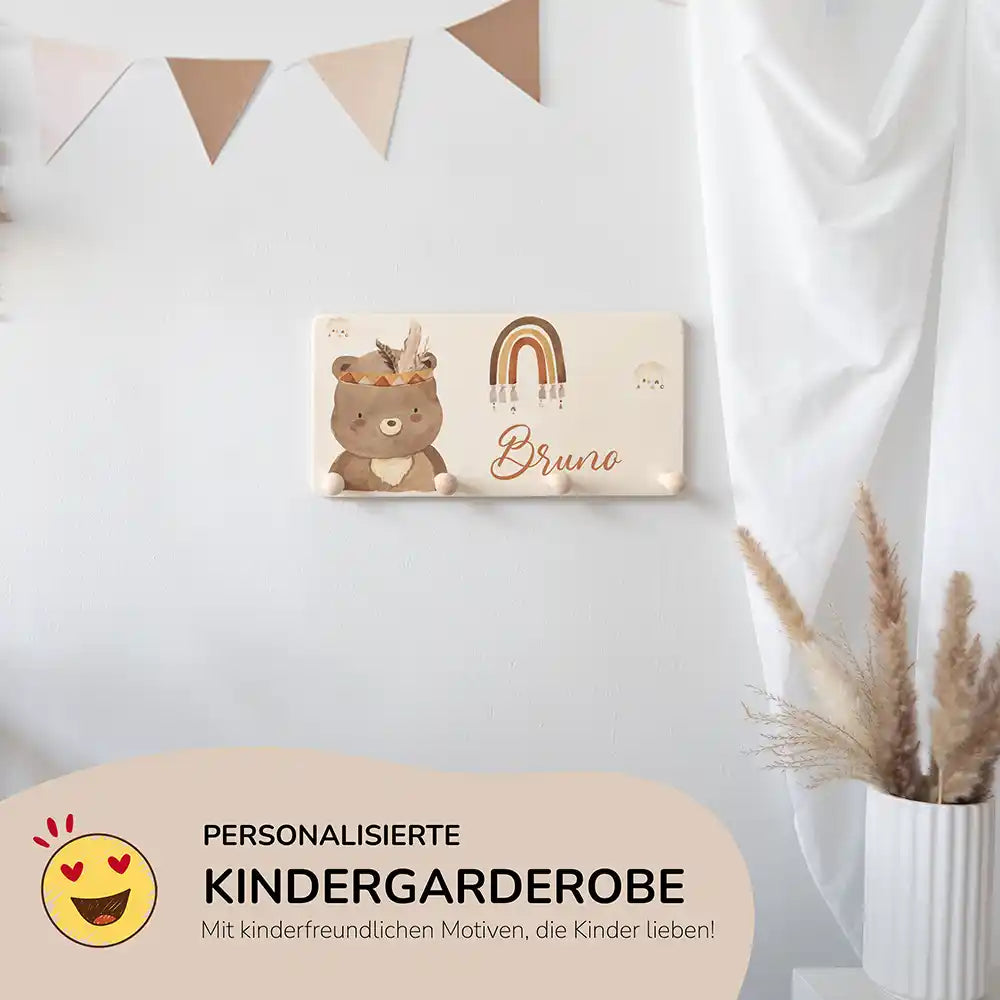 nahaufnahme der personalisierten holzgarderobe mit bär boho design