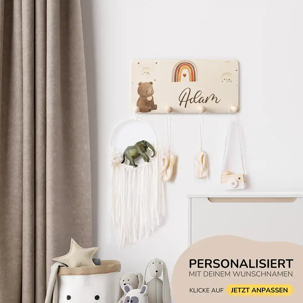 personalisierte garderobe mit boho bär und regenbogen für kinderzimmer