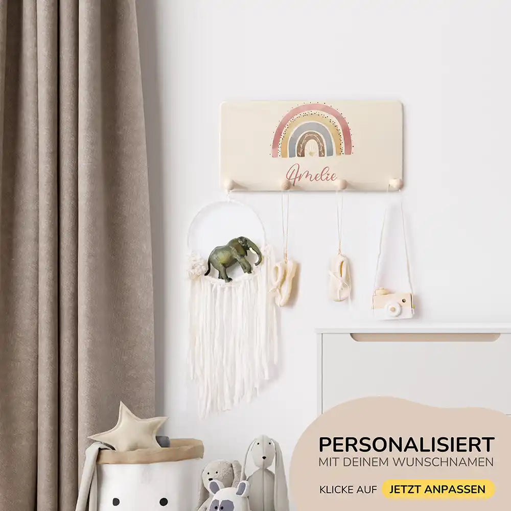 handgefertigte garderobe aus holz personalisiert mit einhorn und regenbogen motiv