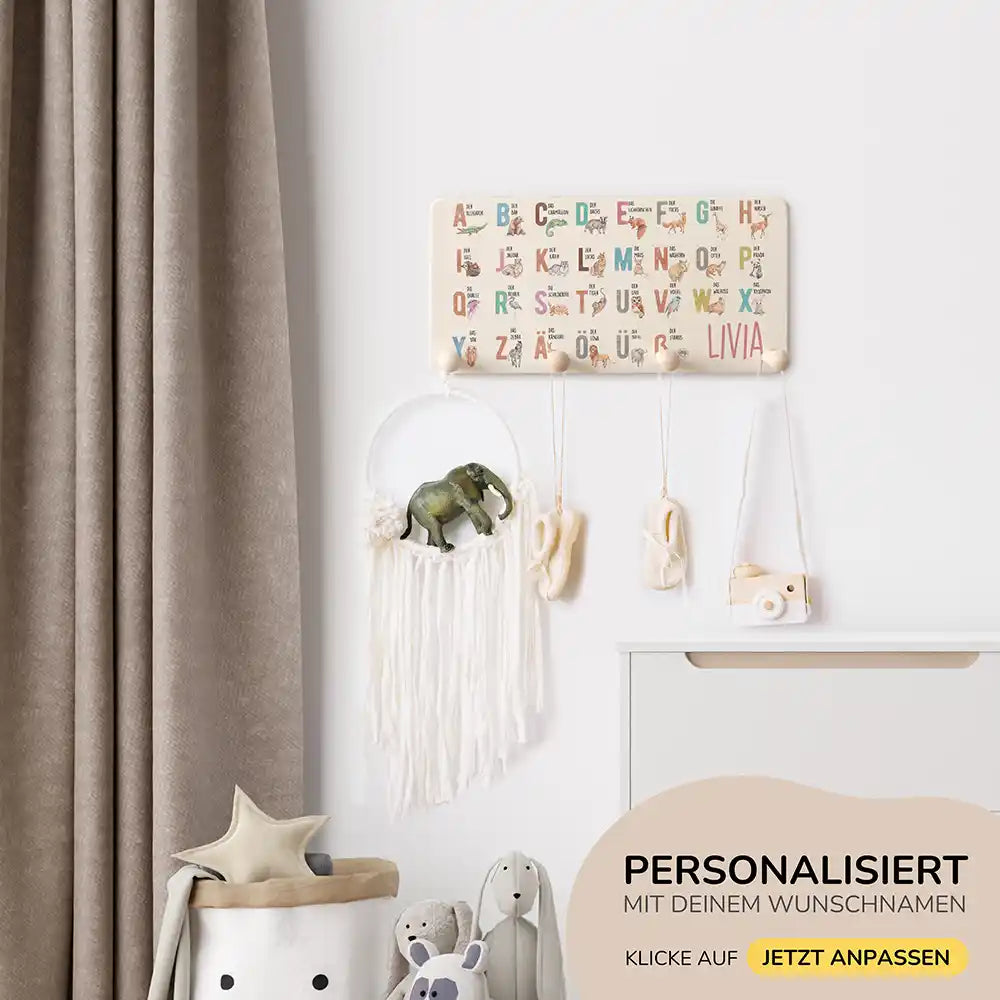 nahaufnahme der personalisierten holzgarderobe mit abc tier design