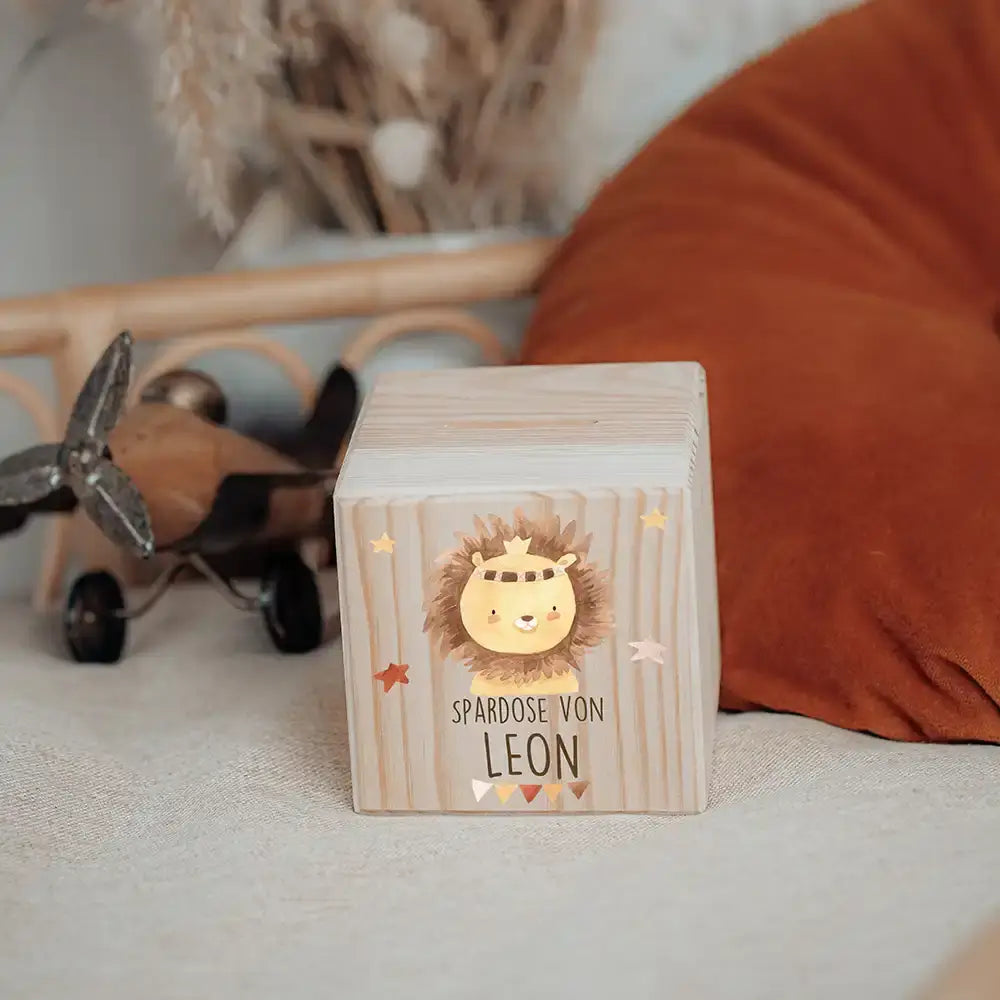 Spardose Kinder, Sparschwein personalisiert bunt - Löwe mit Sternen