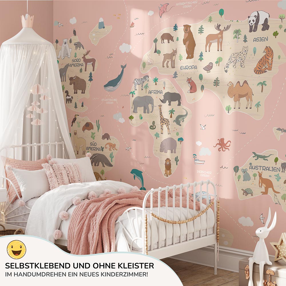 Selbstklebende Weltkarten-Tapete mit Tier-Illustrationen im Kinderzimmer