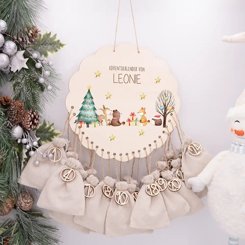 Personalisierter runder Adventskalender Kinder aus Holz  - Tiere im Schneegestöber