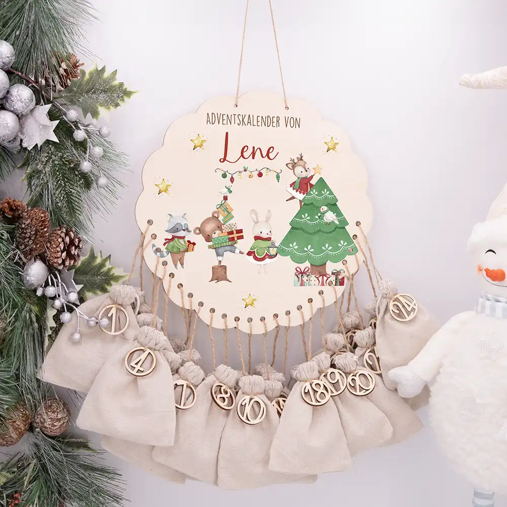 Personalisierter runder Adventskalender Kinder aus Holz  - Festliche Waldszene