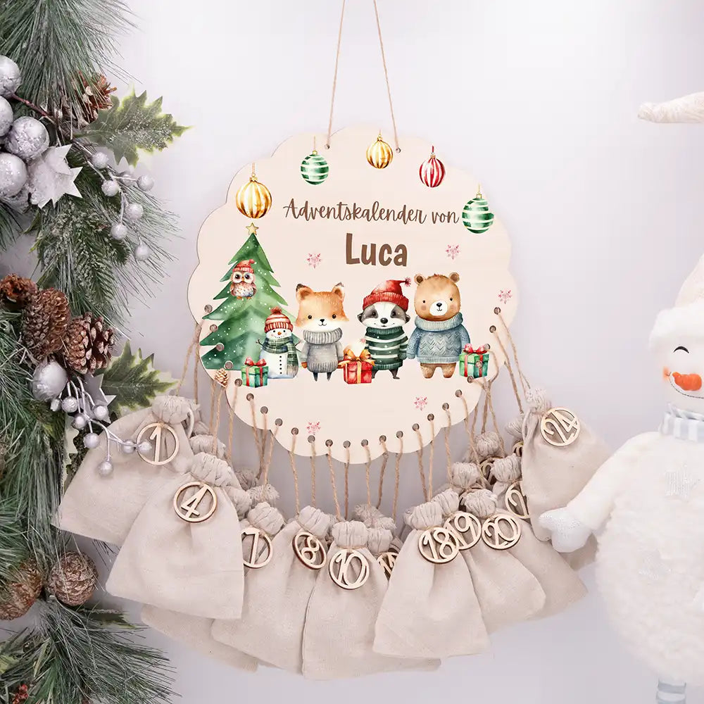 Personalisierter runder Adventskalender Kinder aus Holz  - Waldtiere mit Weihnachtsmützen