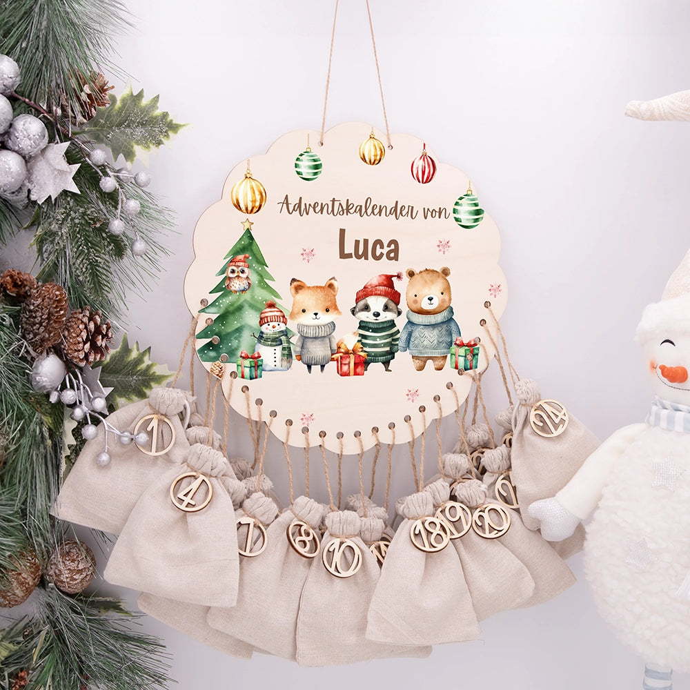 Personalisierter runder Adventskalender Kinder aus Holz  - Waldtiere mit Weihnachtsmützen