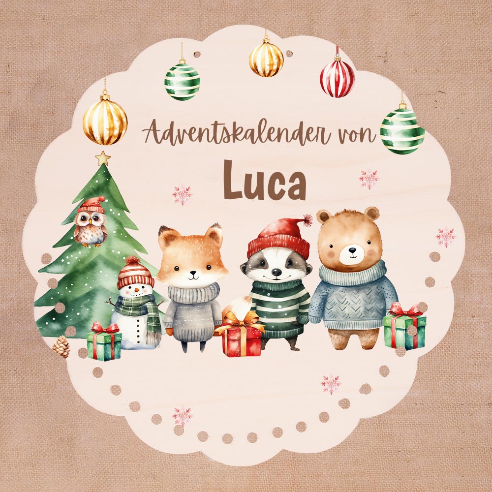 Personalisierter runder Adventskalender Kinder aus Holz  - Waldtiere mit Weihnachtsmützen