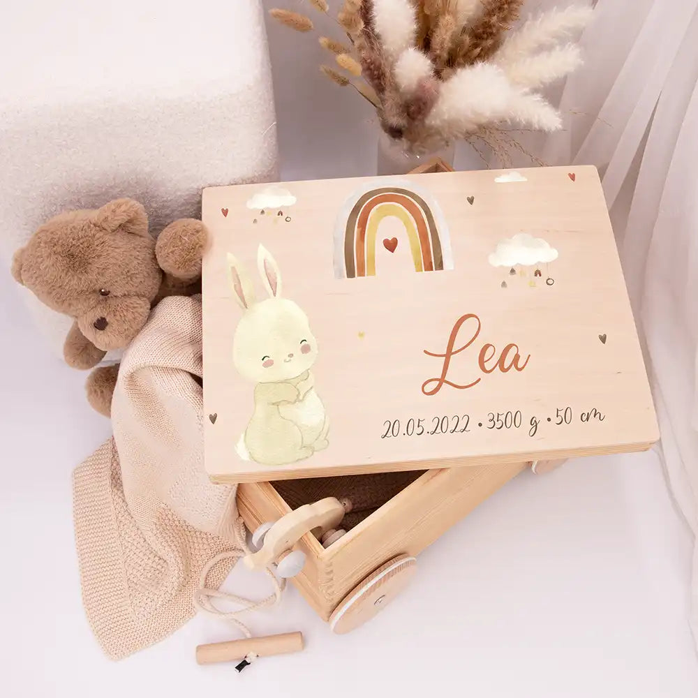 Spielzeugkiste mit Rädern personalisiert - Häschen mit Regenbogen