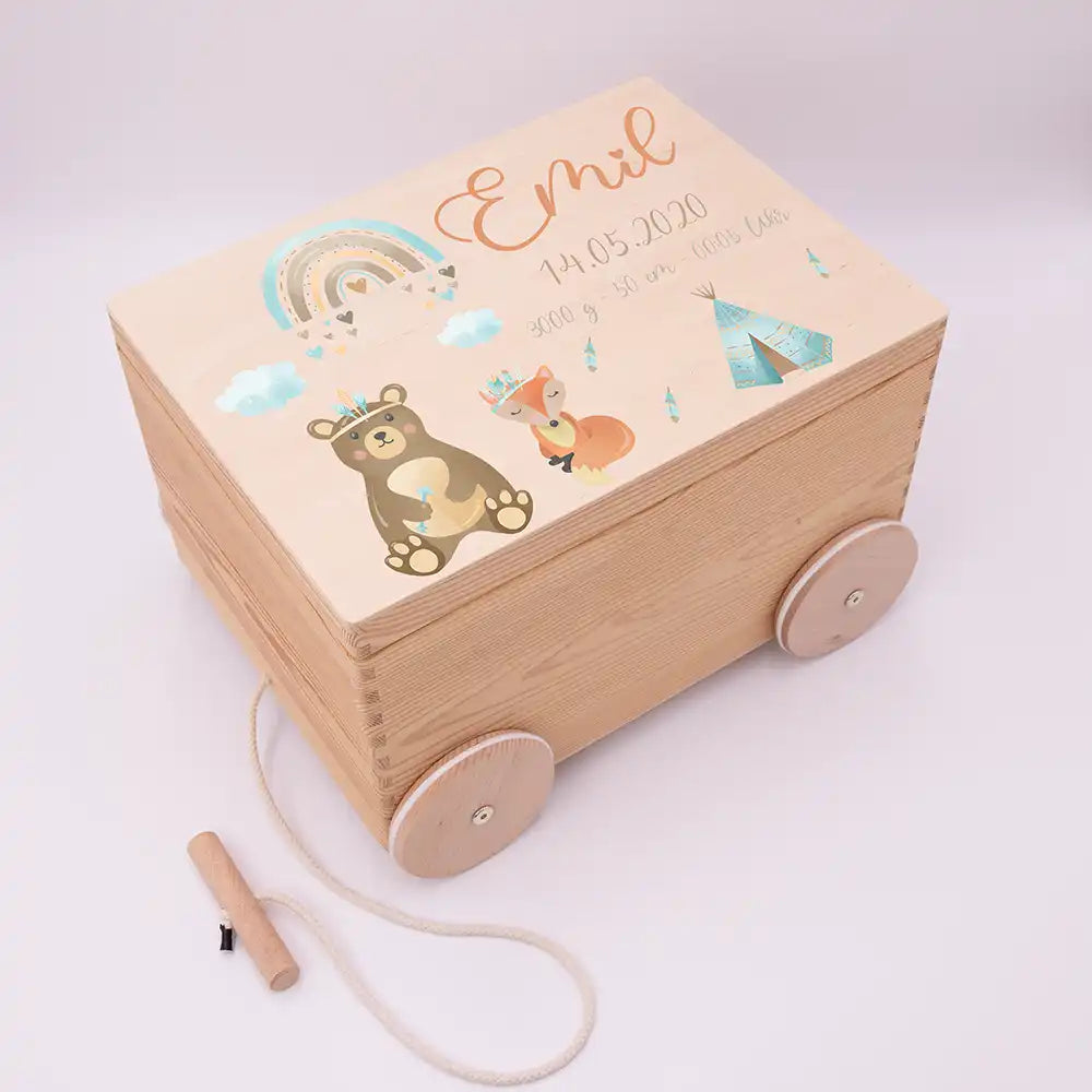Spielzeugkiste mit Rädern personalisiert - Bär und Regenbogen