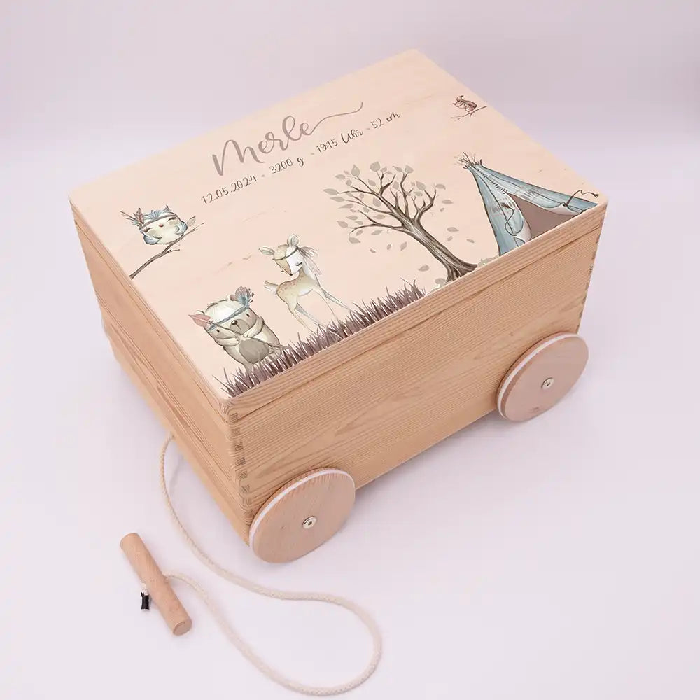 Spielzeugkiste mit Rädern personalisiert - Tipi