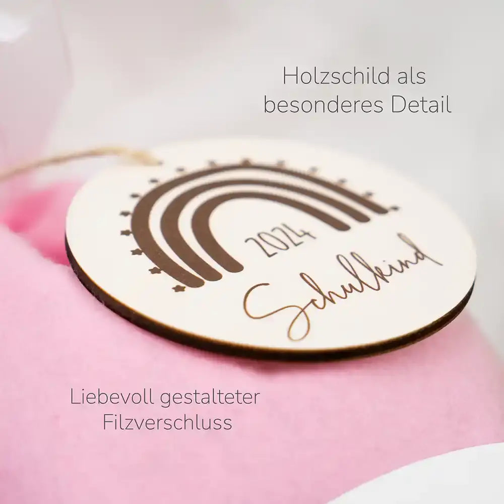 Personalisierter Holzschild mit Regenbogen-Design und Schriftzug