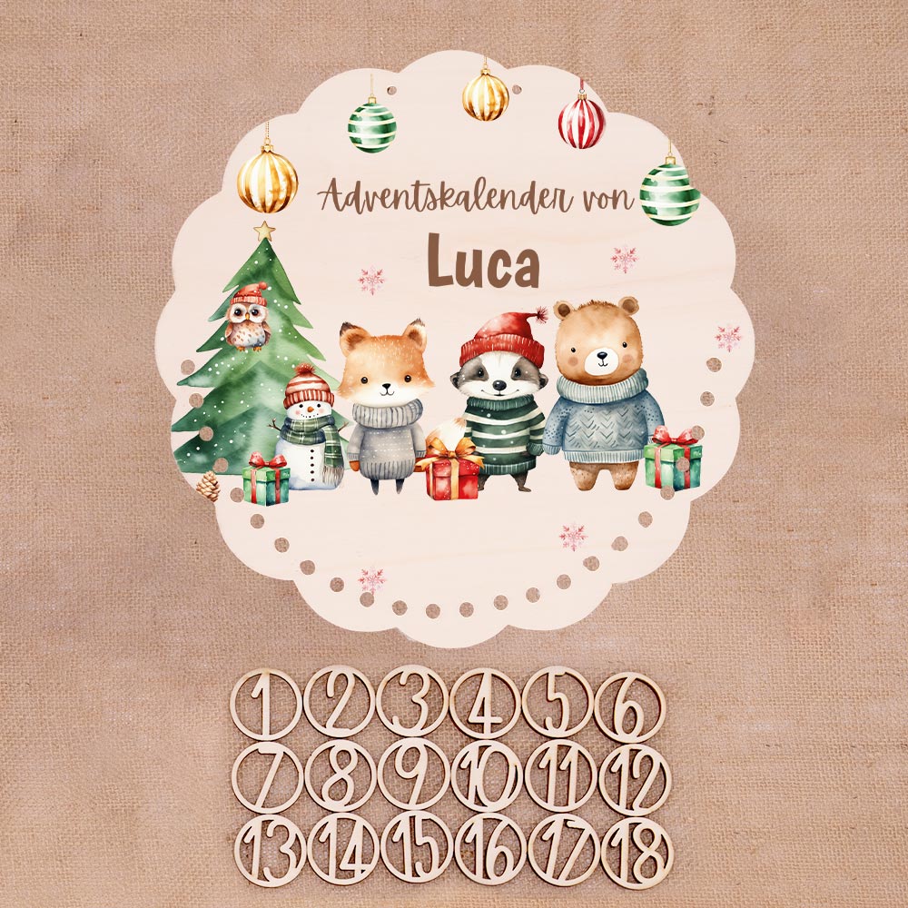 Personalisierter runder Adventskalender Kinder aus Holz  - Waldtiere mit Weihnachtsmützen