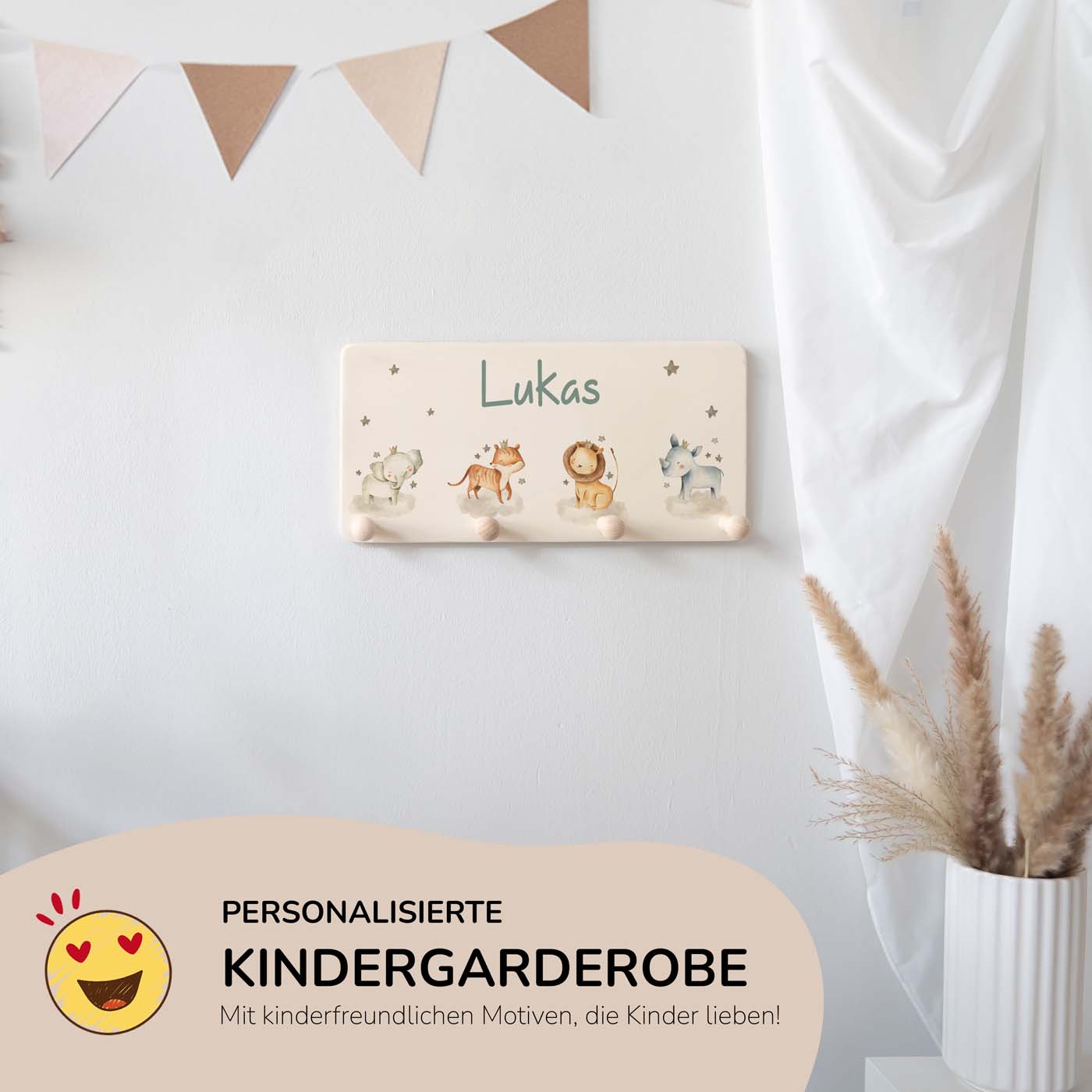 nahaufnahme der personalisierten holzgarderobe mit safari design