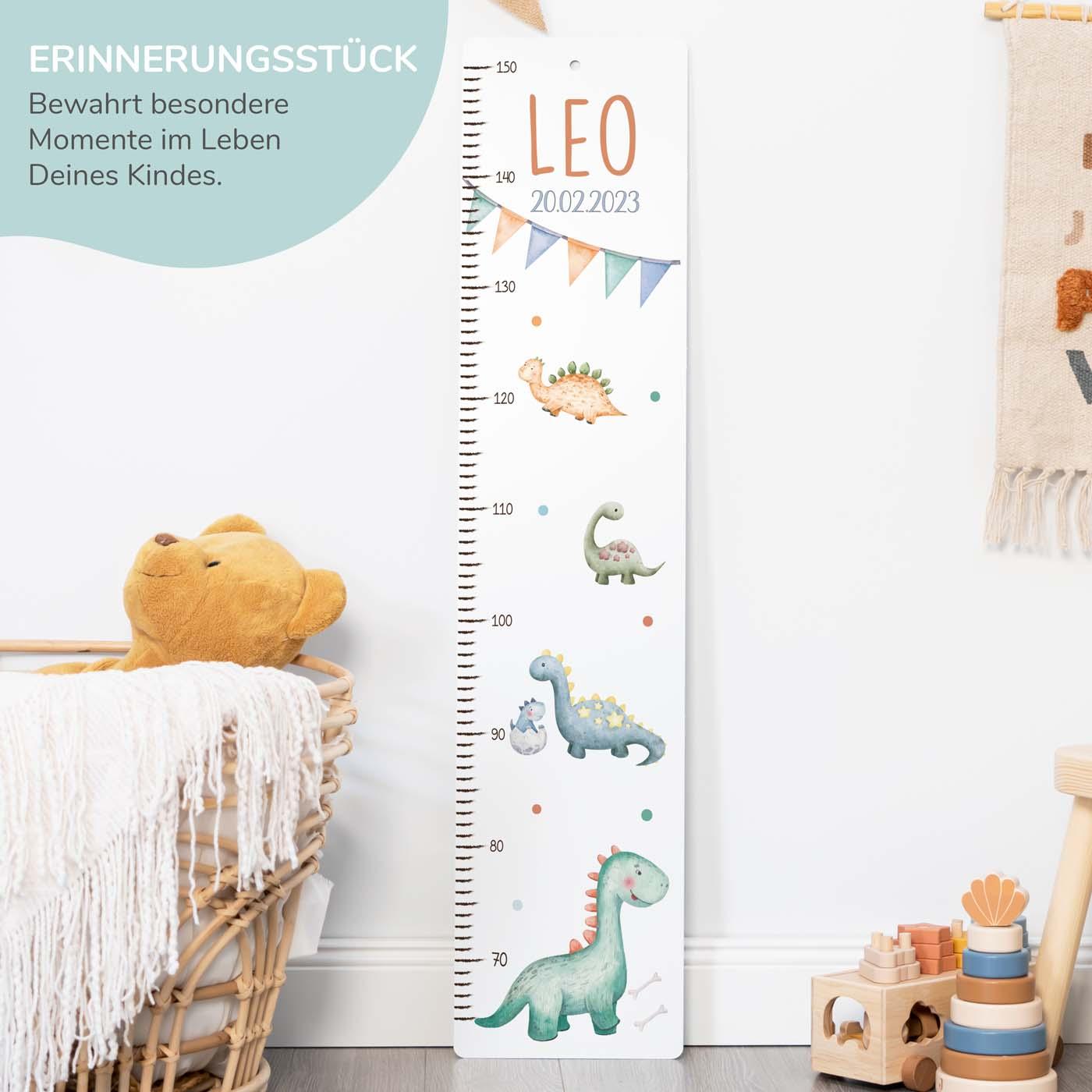 personalisierte messlatte mit dino design für kinderzimmer