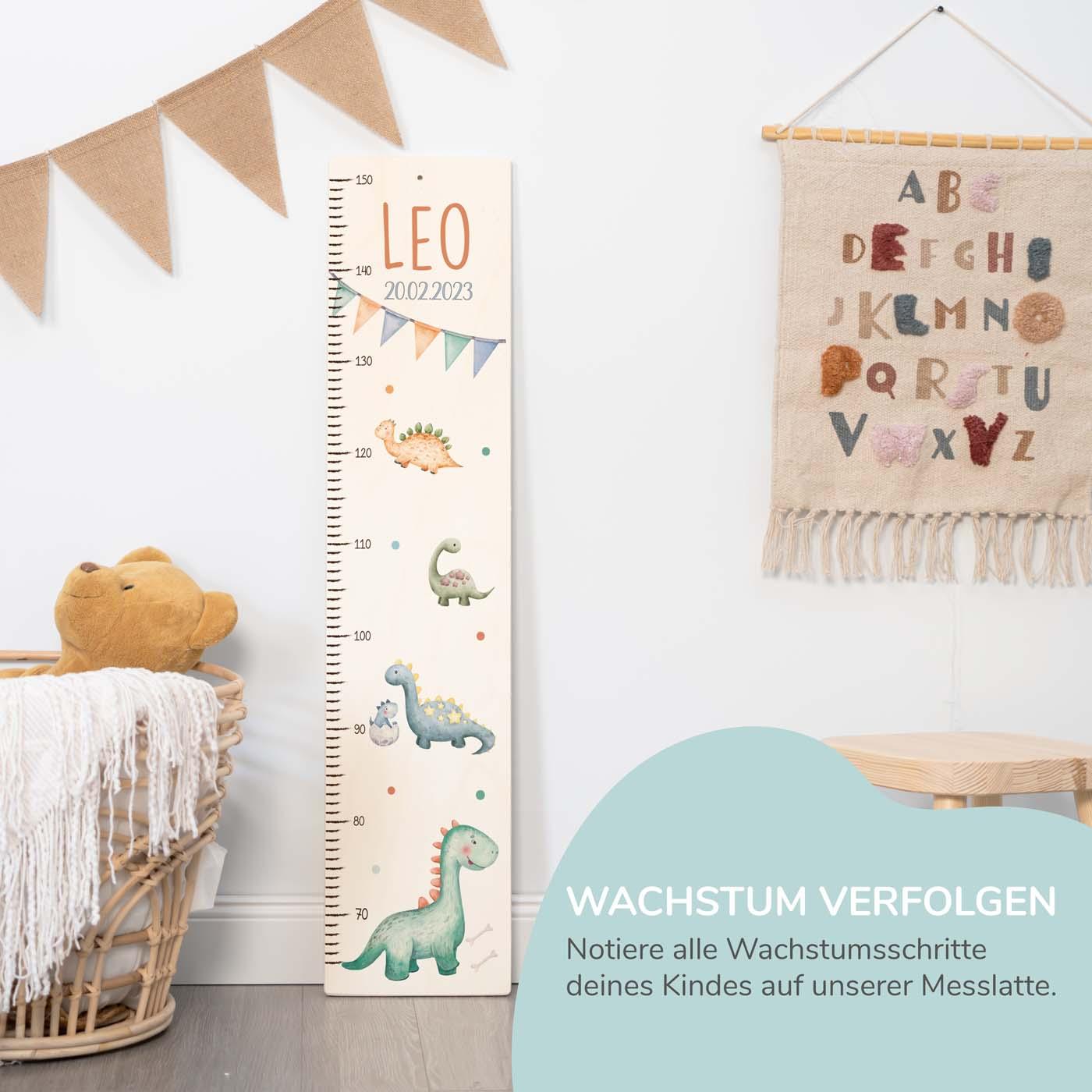 handgefertigte messlatte aus holz mit dino motiv