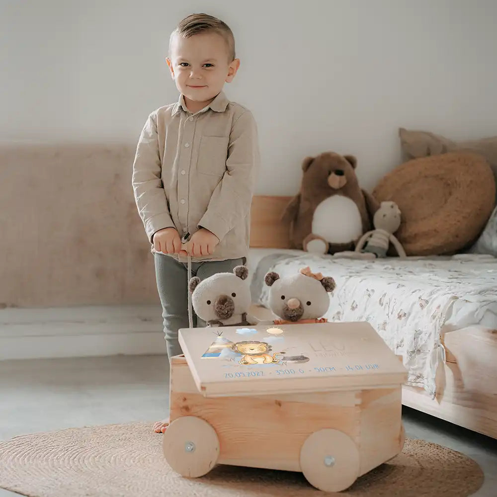 Spielzeugkiste mit Rädern personalisiert - Löwe mit Tipi