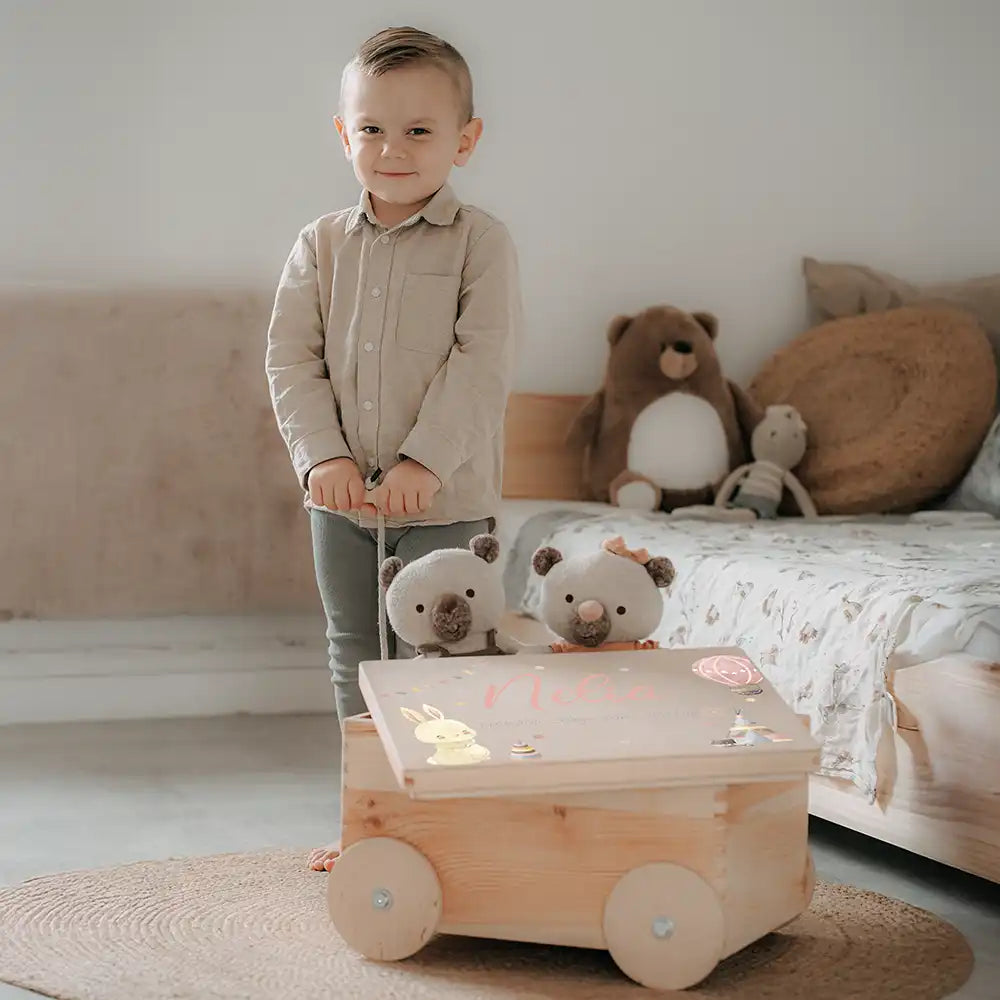 Spielzeugkiste mit Rädern personalisiert - Hasenfreude