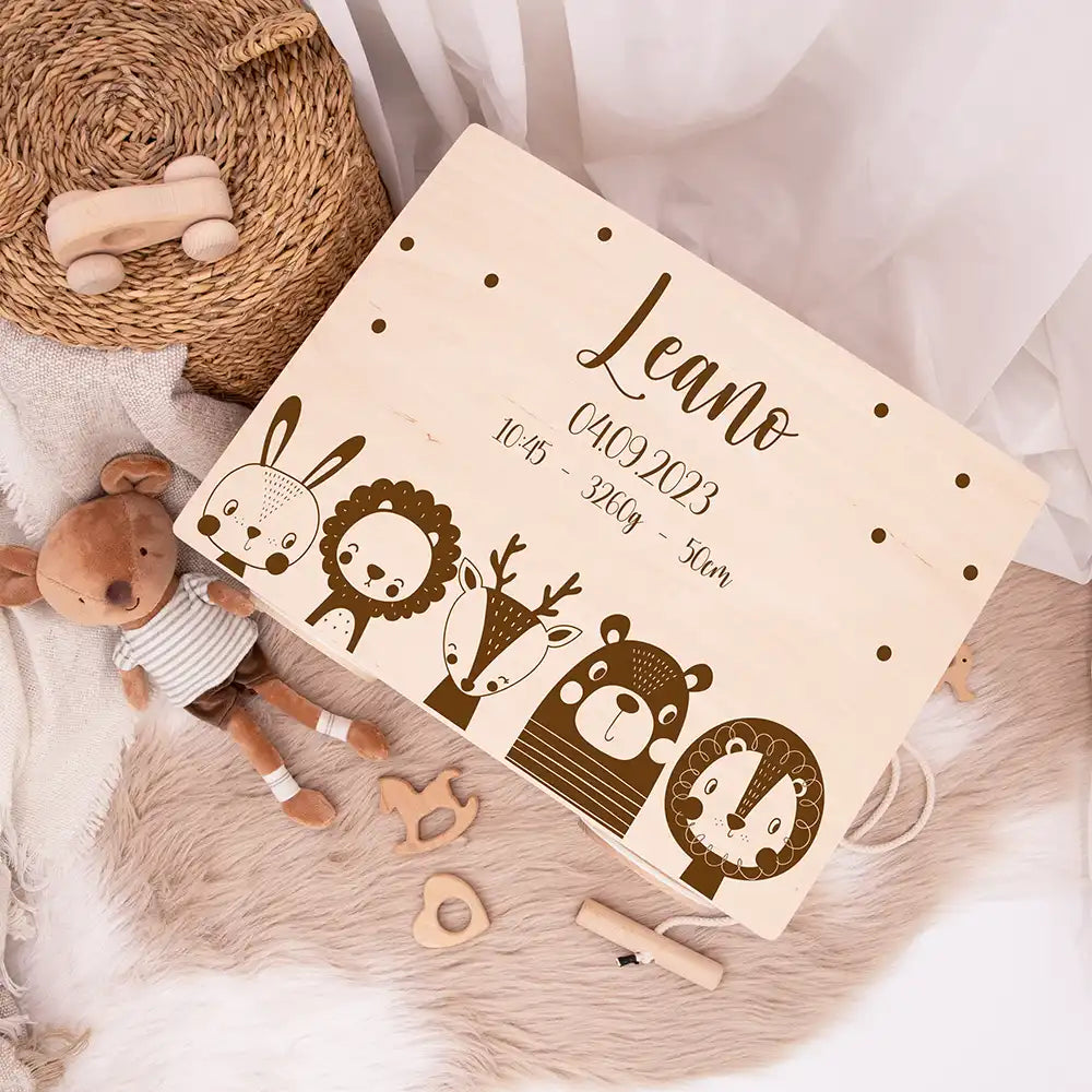 Spielzeugkiste mit Rädern personalisiert - Safari Tiere Gravur