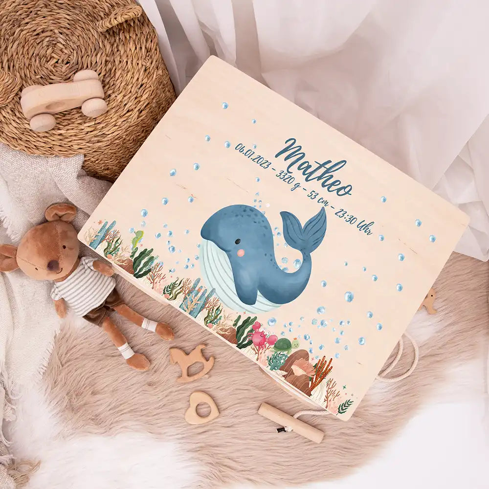 Spielzeugkiste mit Rädern personalisiert - Niedlicher Wal