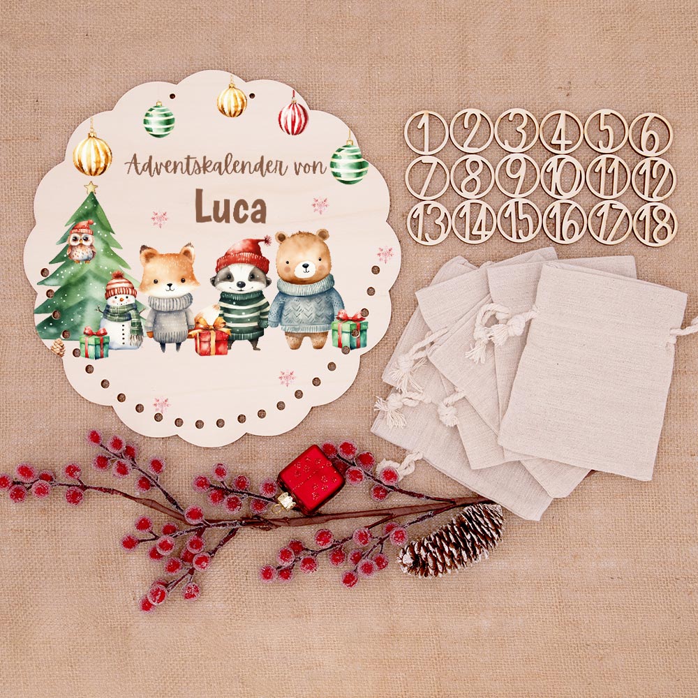 Personalisierter runder Adventskalender Kinder aus Holz  - Waldtiere mit Weihnachtsmützen