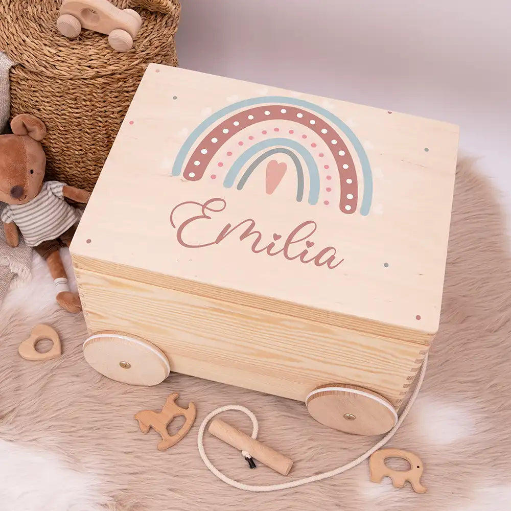 Spielzeugkiste mit Rädern personalisiert - Niedlicher Regenbogen