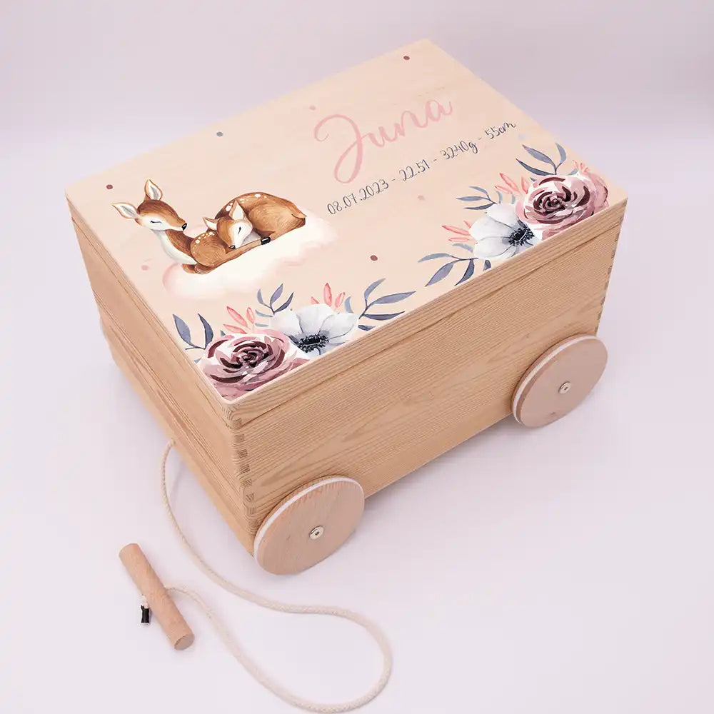 Spielzeugkiste mit Rädern personalisiert - Mama Reh