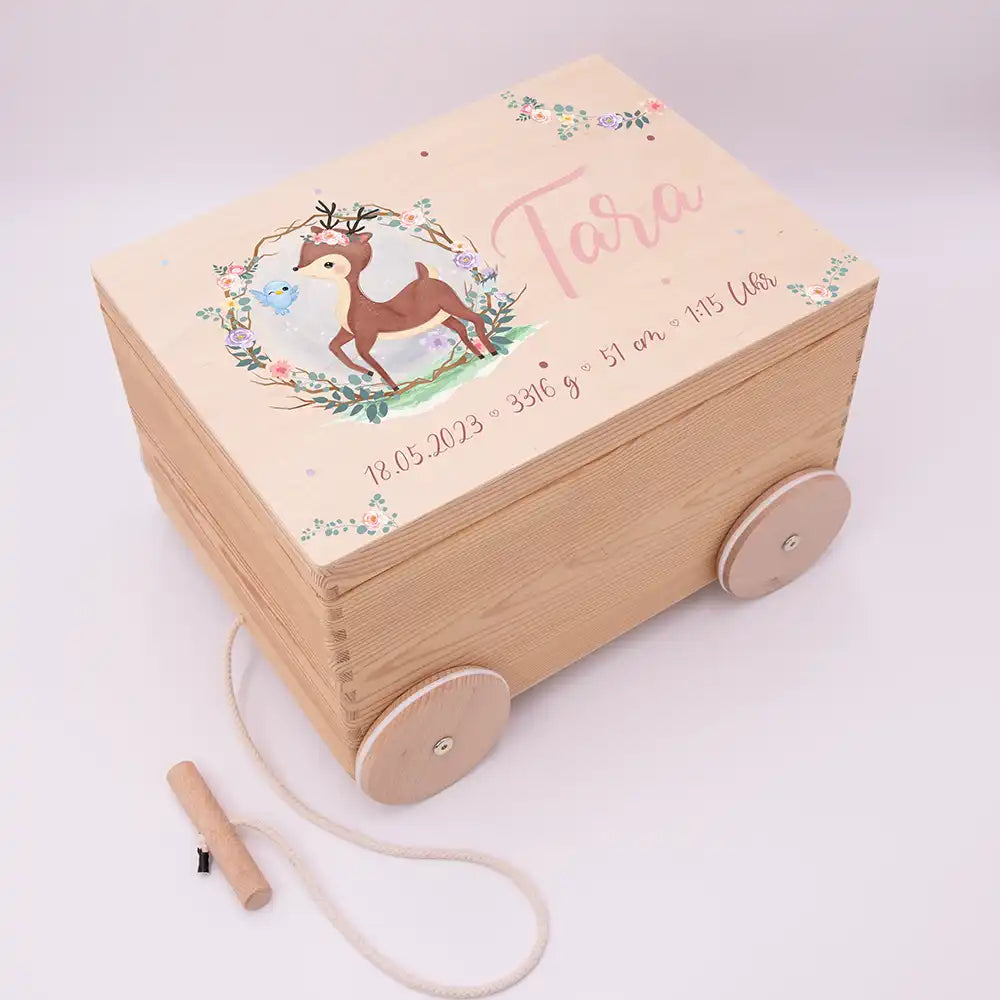 Spielzeugkiste mit Rädern personalisiert - Reh Gravur