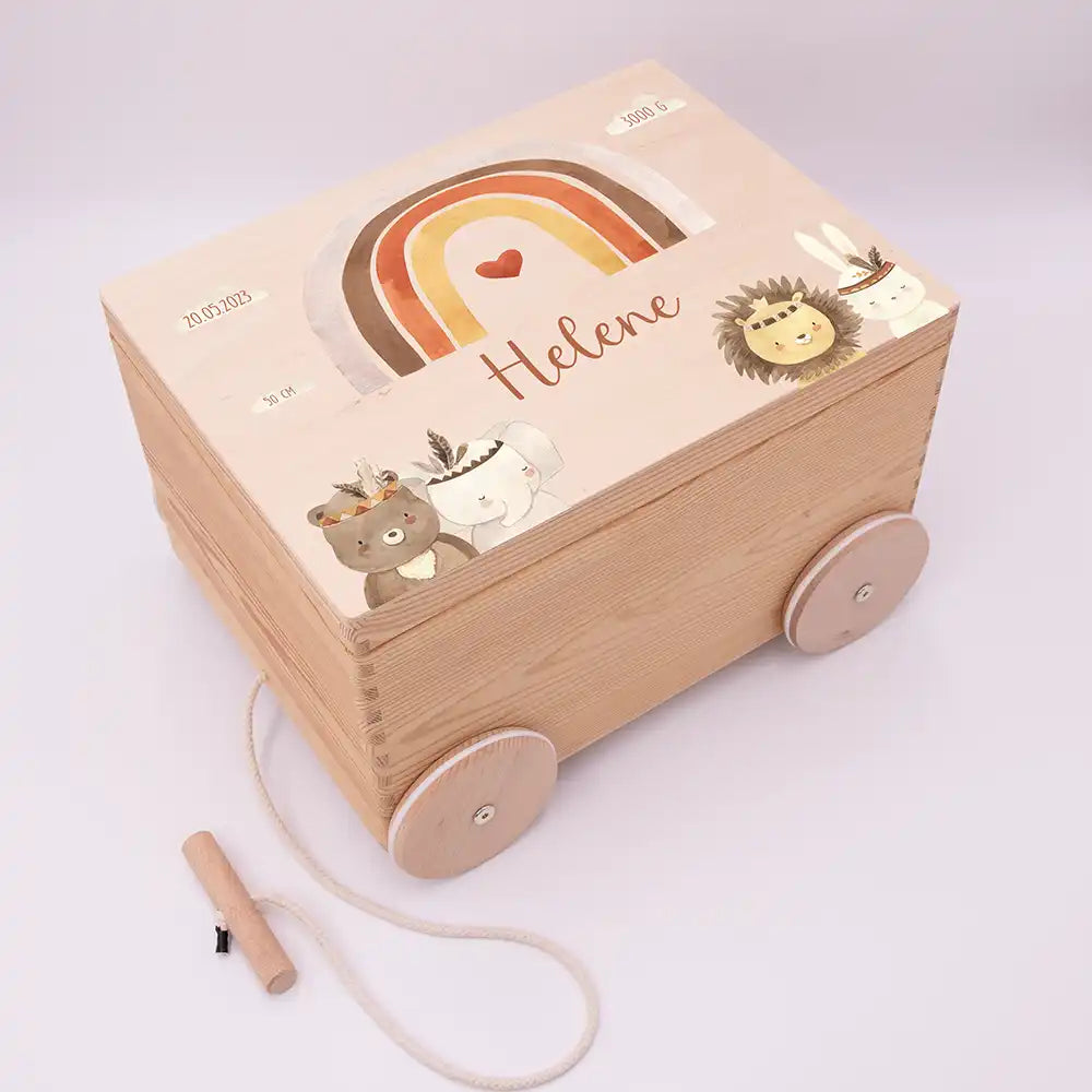Spielzeugkiste mit Rädern personalisiert - Regenbogen mit Bär und Löwe