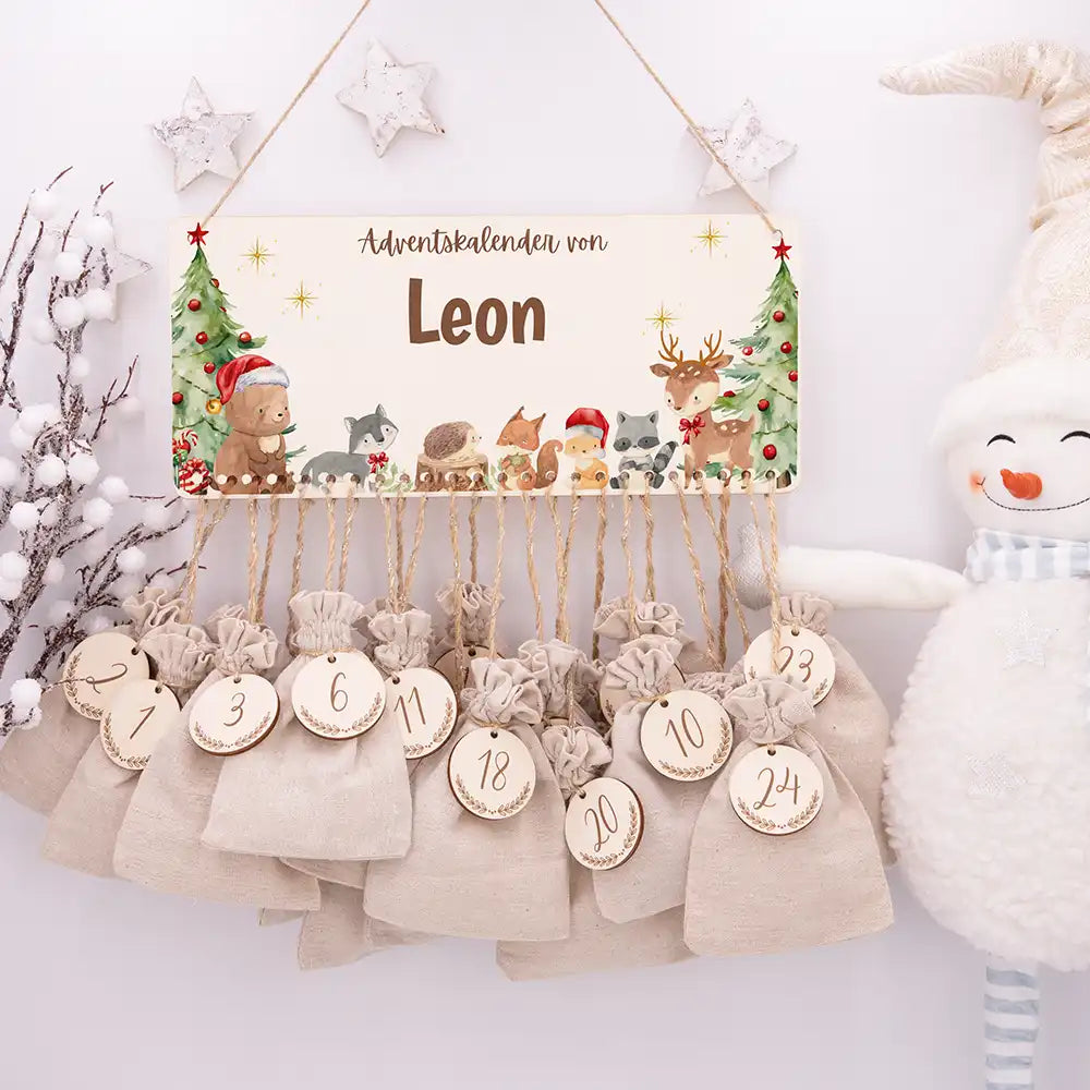 Personalisierbarer Adventskalender farbig - Niedliche Waldtiere Weihnachtsmütze
