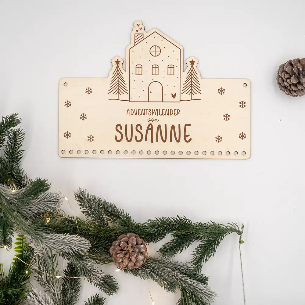 Personalisierbarer Adventskalender "Winterhaus" - Holz & Jute für Kinder