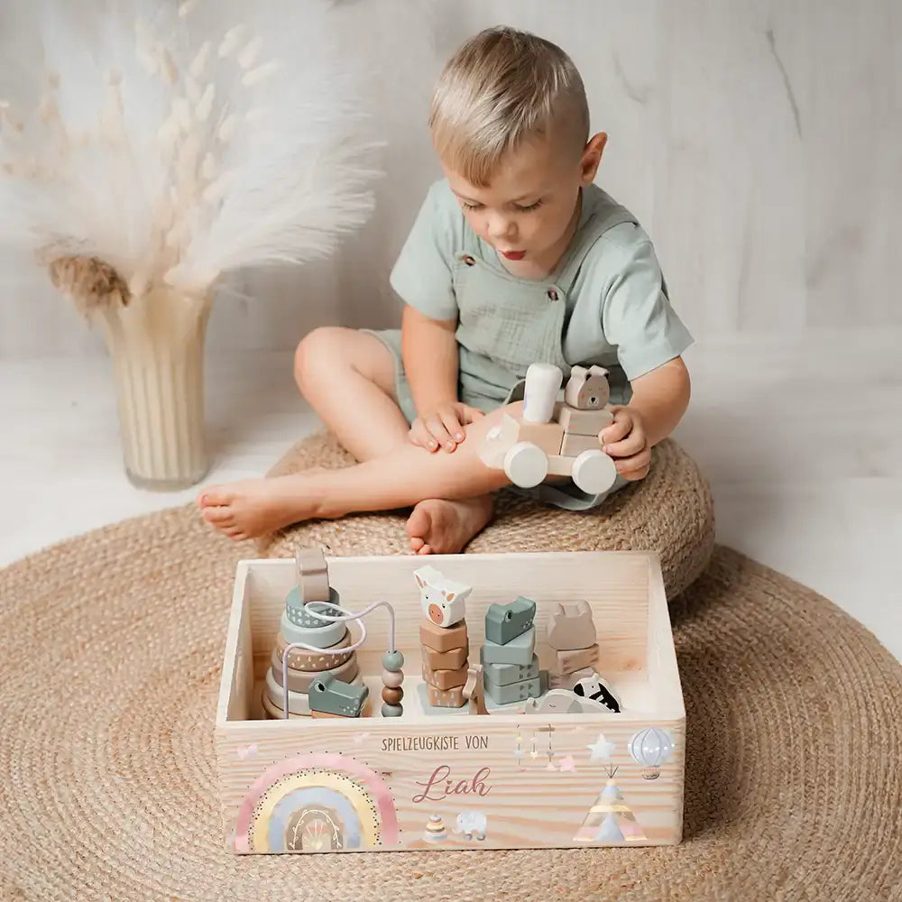Spielzeugkiste personalisiert mit Namen - Baby Reh mit Regenbogen