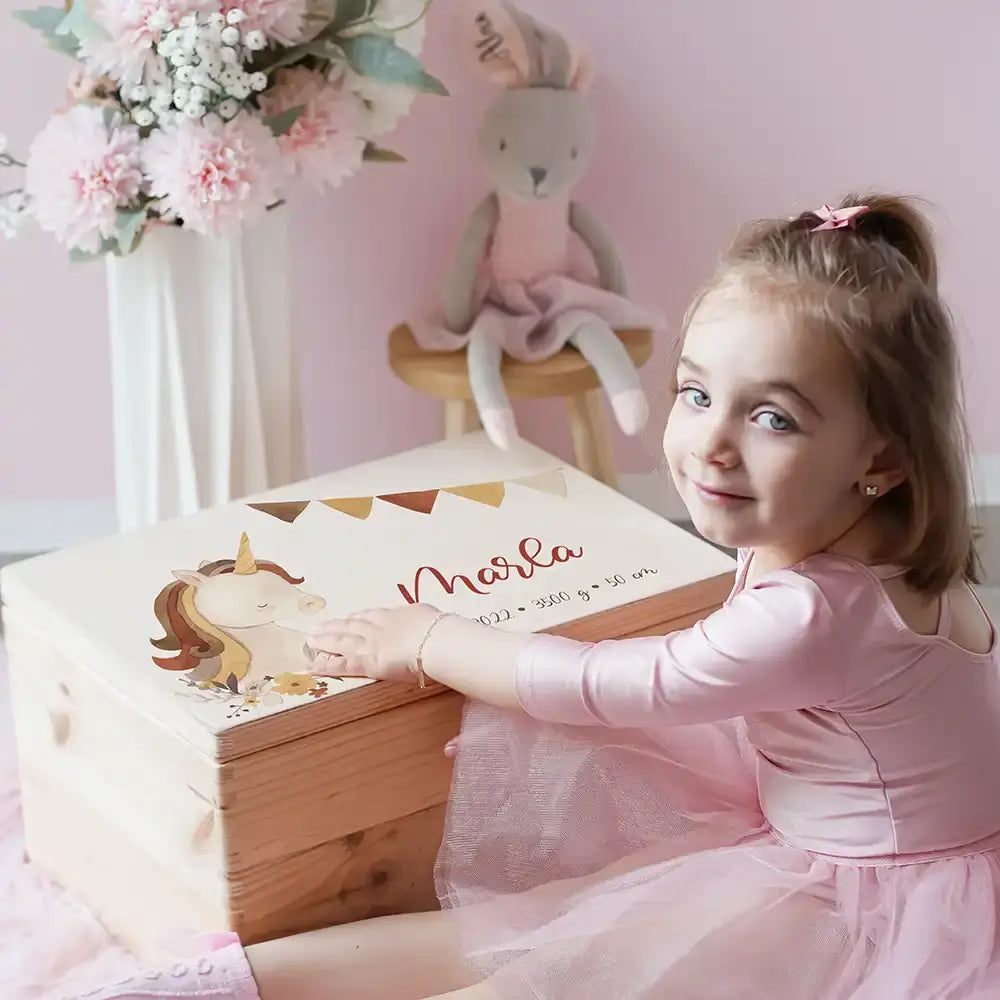 Individuelle Holz-Keepsake-Box mit süßem Einhorn und Regenbogen-Wimpeln - personalisierte Erinnerungsbox für Babys erste Schätze