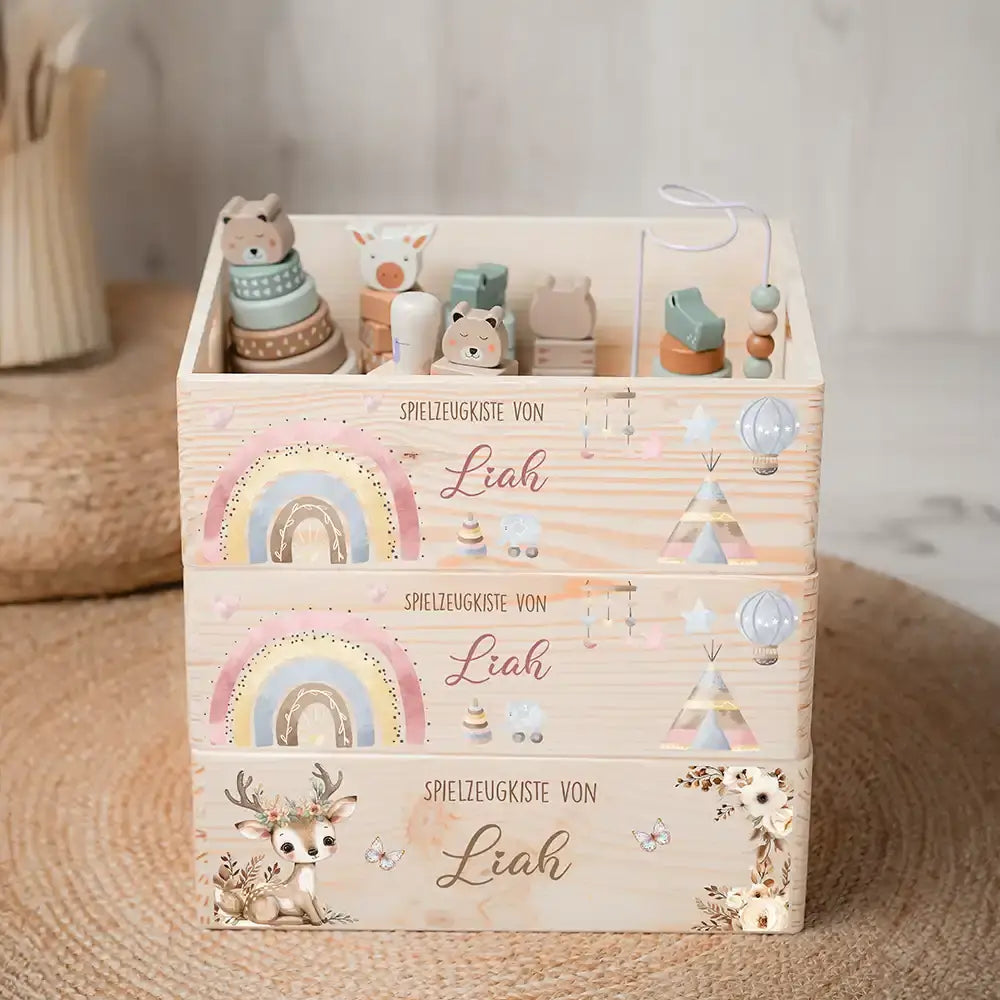 Spielzeugkiste personalisiert mit Namen - Baby Reh mit Regenbogen
