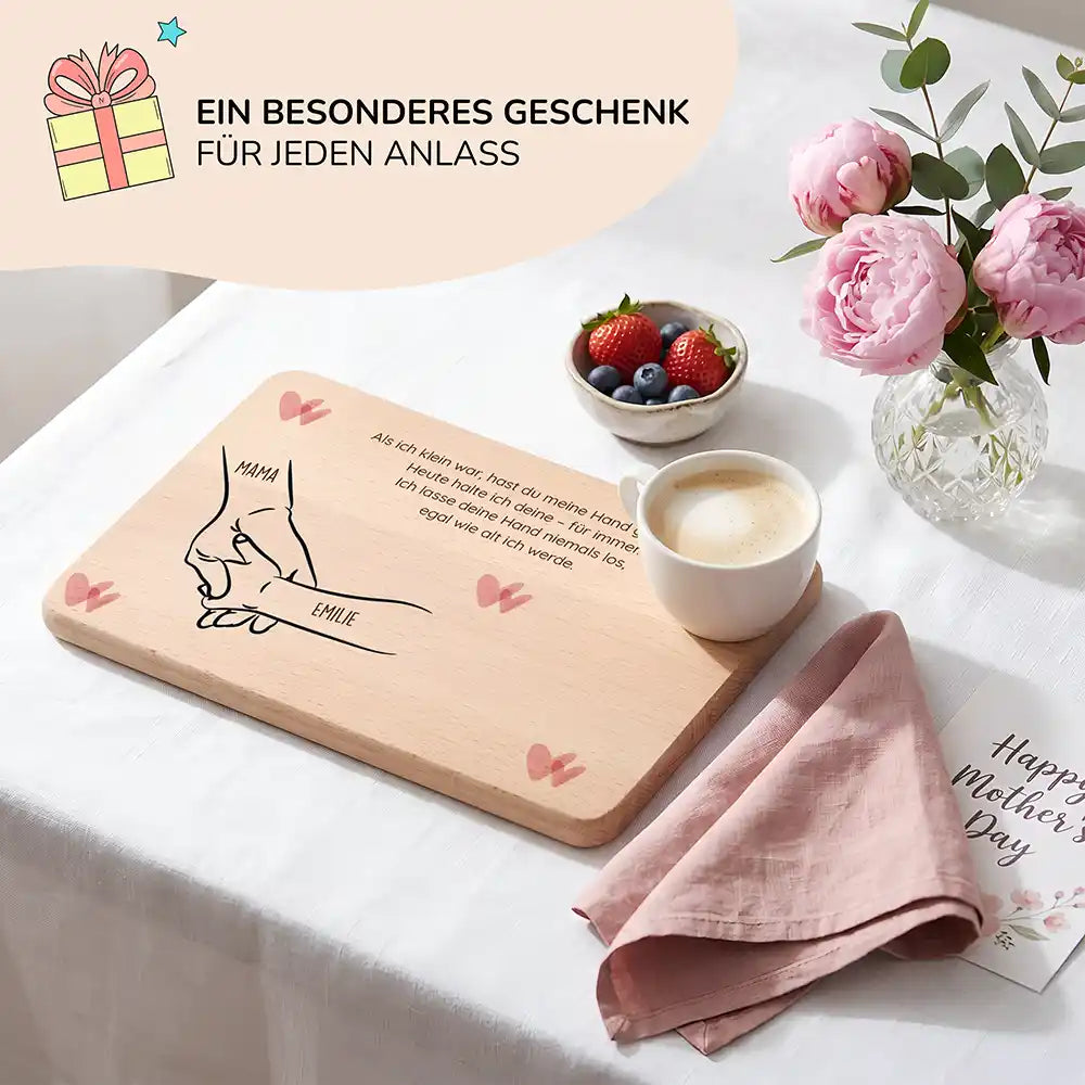 Personalisiertes Frühstücksbrettchen Muttertag Hand in Hand Boho – Lifestyle-Szene zum Muttertag