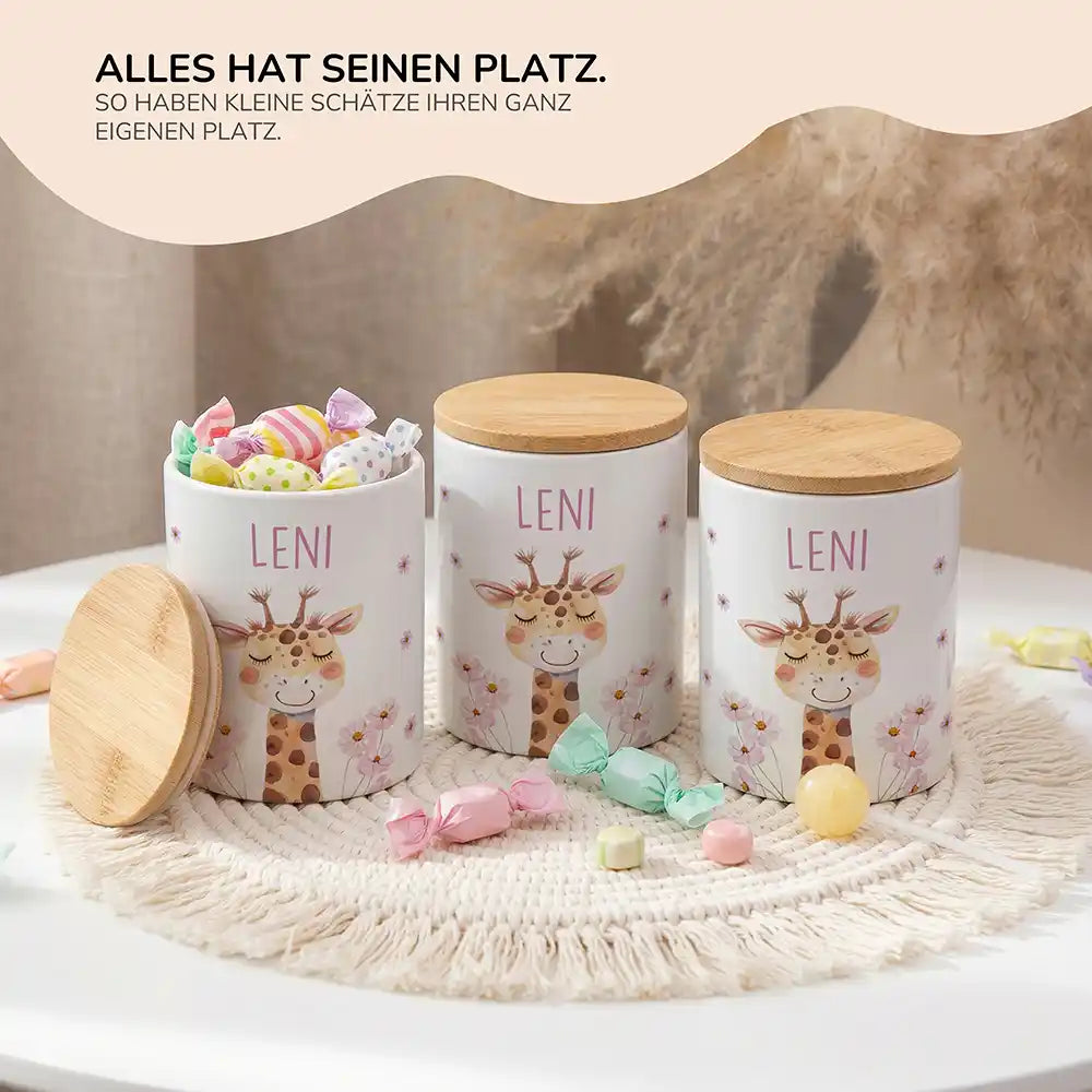 Lifestyle: Personalisierte Keksdose Giraffe Blumen im Kinderzimmer