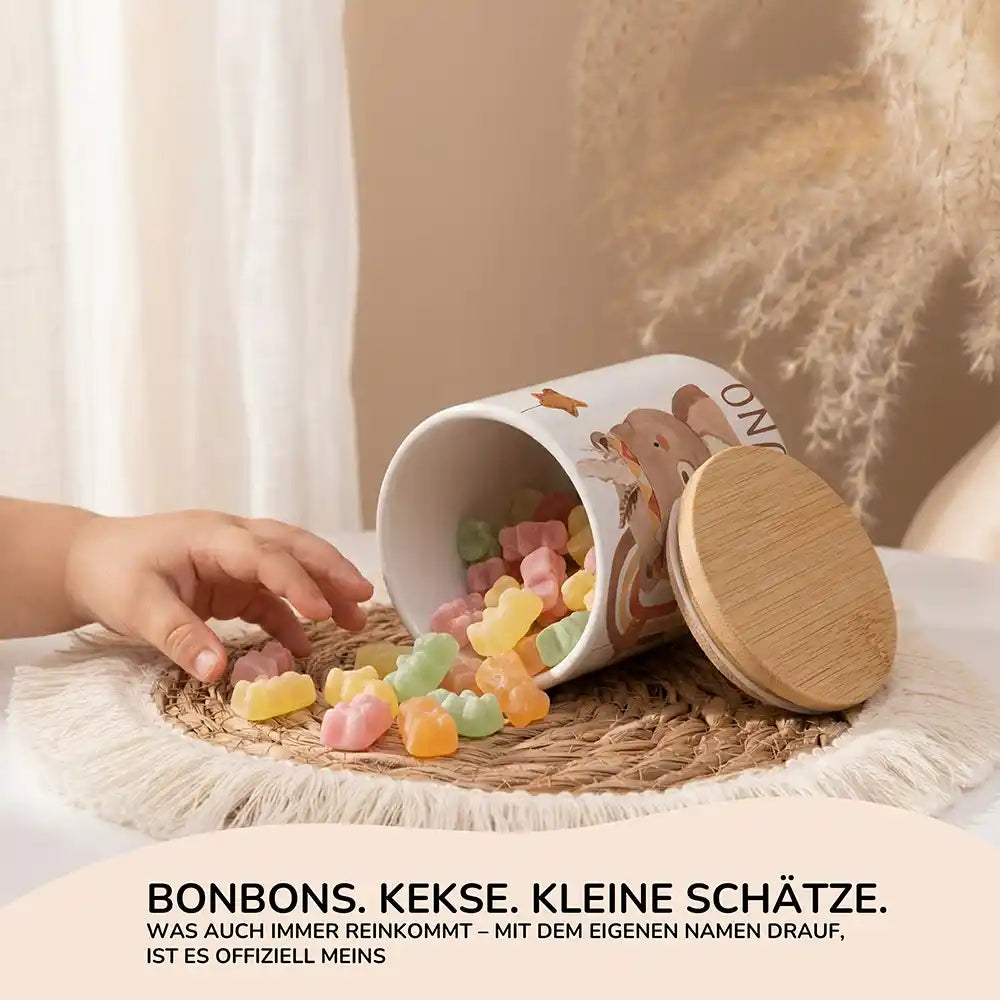 Personalisierte Keksdose Boho-Bär - Seitenansicht mit Bambusdeckel
