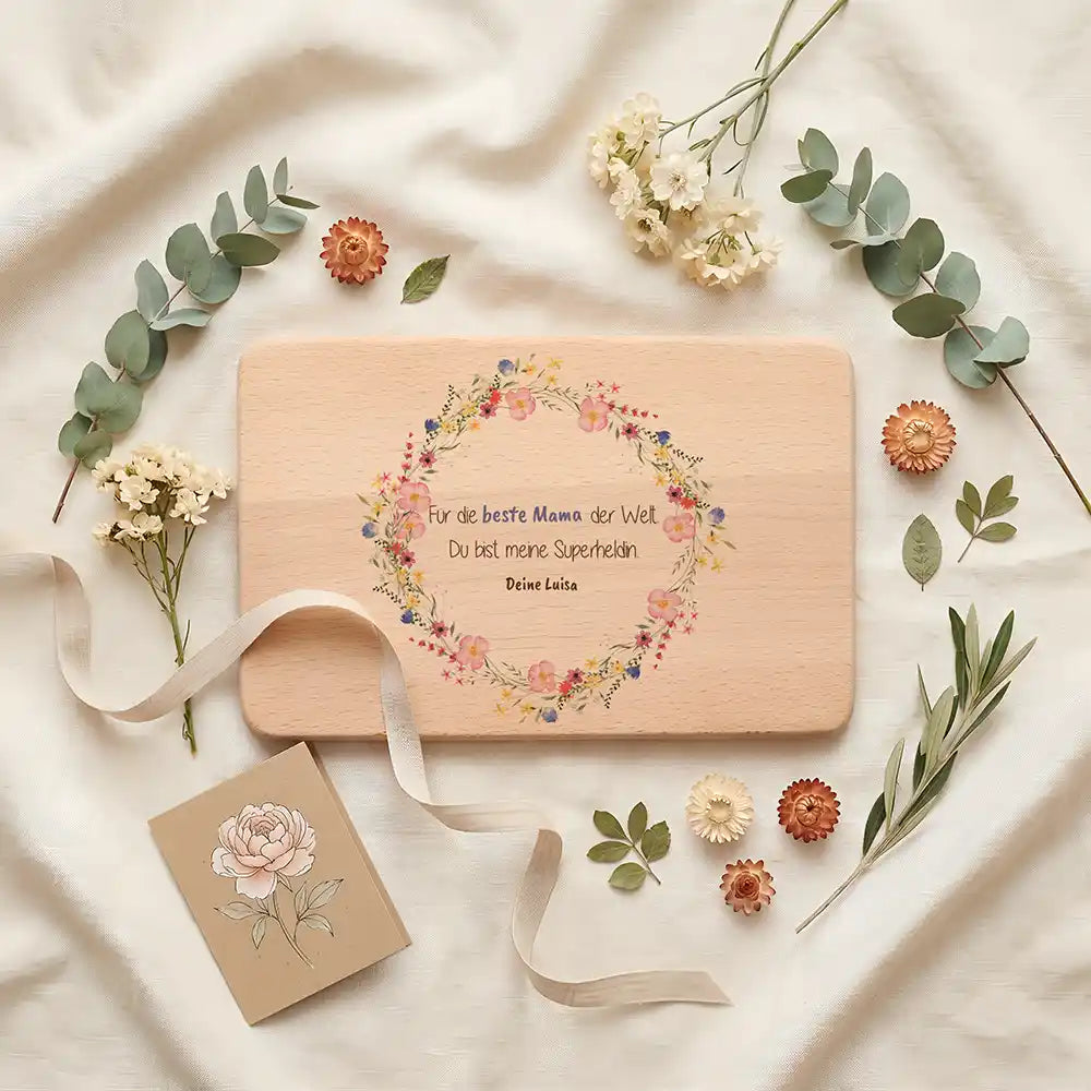 Personalisiertes Frühstücksbrettchen Muttertag Wildblumenkranz Beste Mama – Geschenkszene auf gedecktem Tisch