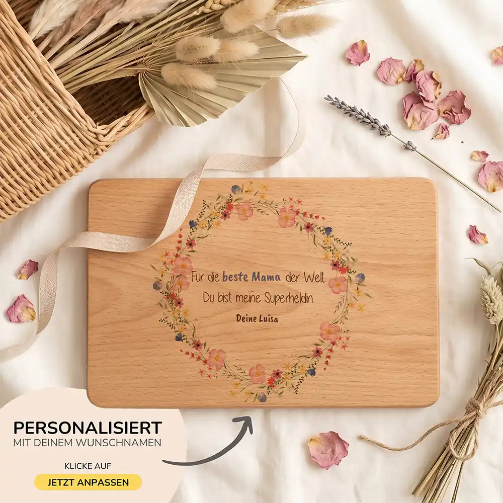 Personalisiertes Frühstücksbrettchen Muttertag Wildblumenkranz Beste Mama Reload – in der Hand gehalten Lifestyle