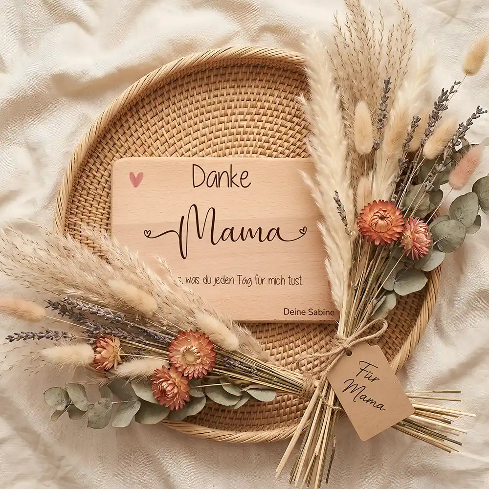 Personalisiertes Frühstücksbrettchen Muttertag Danke Mama Herzen – Vollansicht Topdown