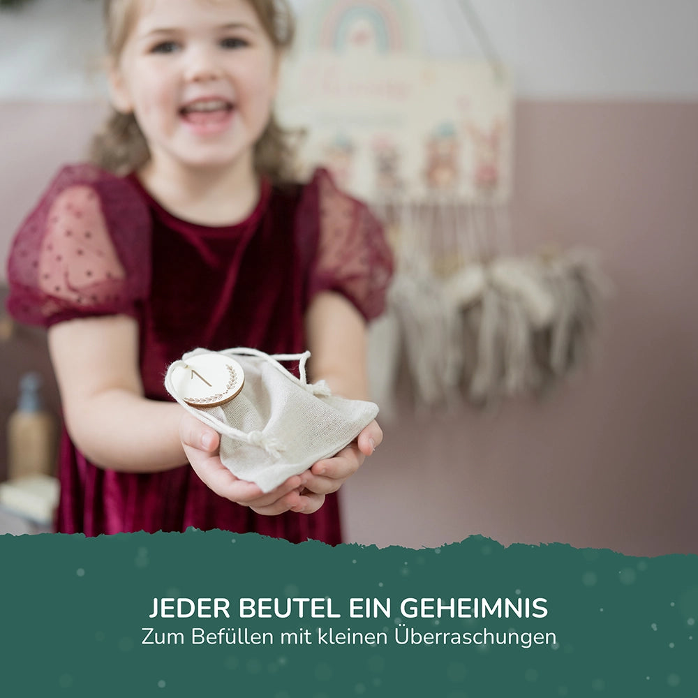 Personalisierter runder Adventskalender Kinder aus Holz  - Waldtiere mit Weihnachtsmützen
