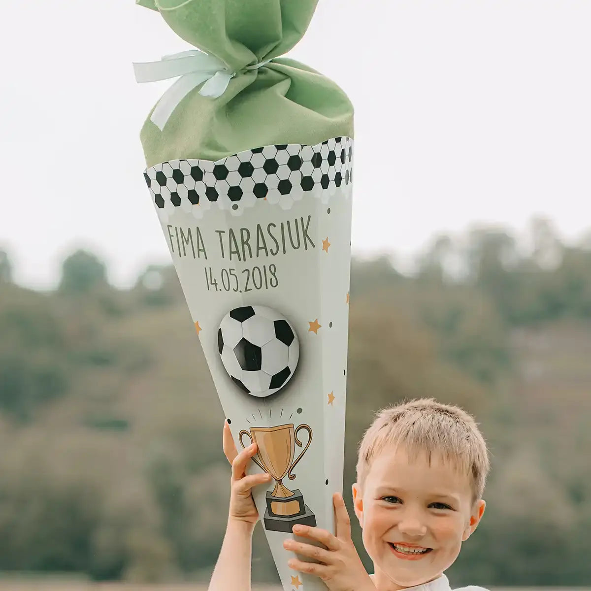 schultüte mit fußball design und grüner filzverschluss