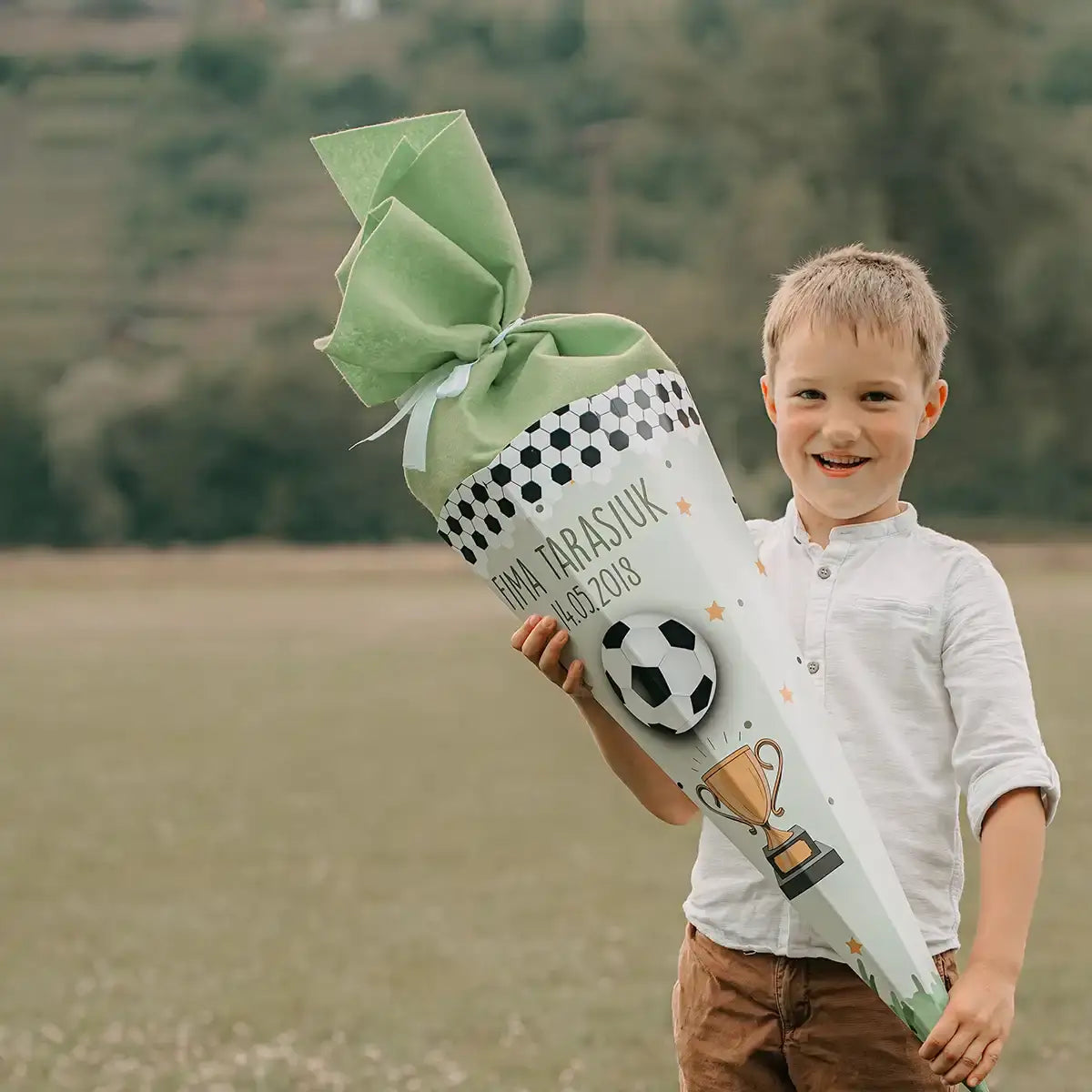 personalisierte schultüte mit fußball design für kinder