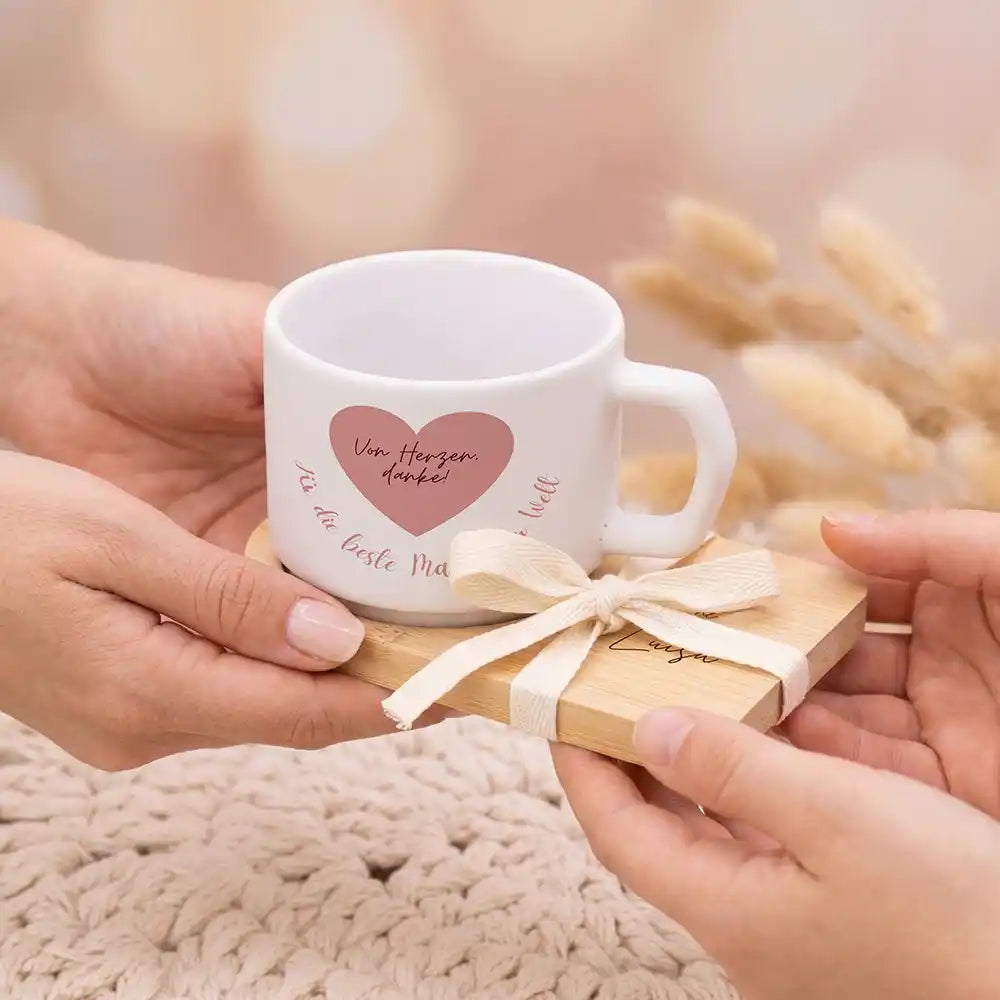 Tasse mit Wunschnamen Mama Von Herzen danke – Rosa Herz – Keramik mit Bambus-Untersetzer