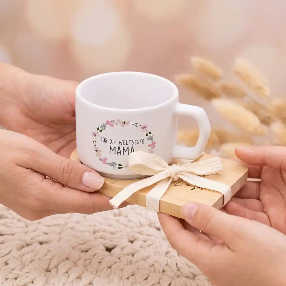 Tasse mit Wunschnamen Mama Blumenkranz Weltbeste Mama – Keramik mit Bambus-Untersetzer